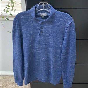 Crew neck sweater with buttons to loosen